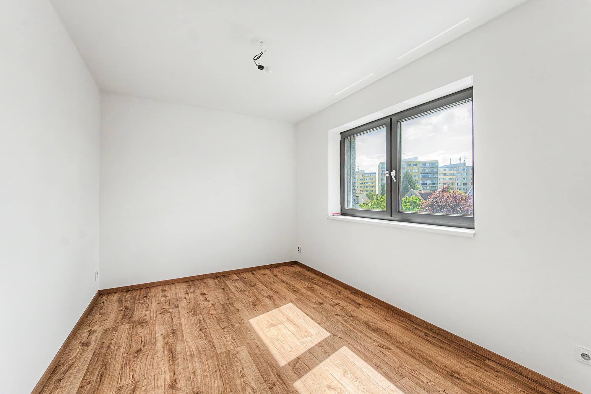 Světlý pokoj v patře s vinylovou podlahou QUICK-STEP v dekoru medový dub