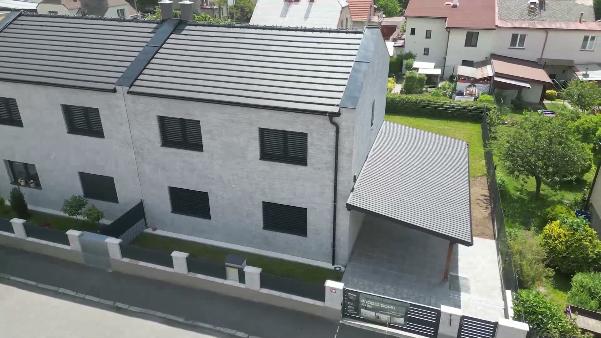 Dvojdům V Zahradách — letecký pohled na dům se zahradou, Kutná Hora